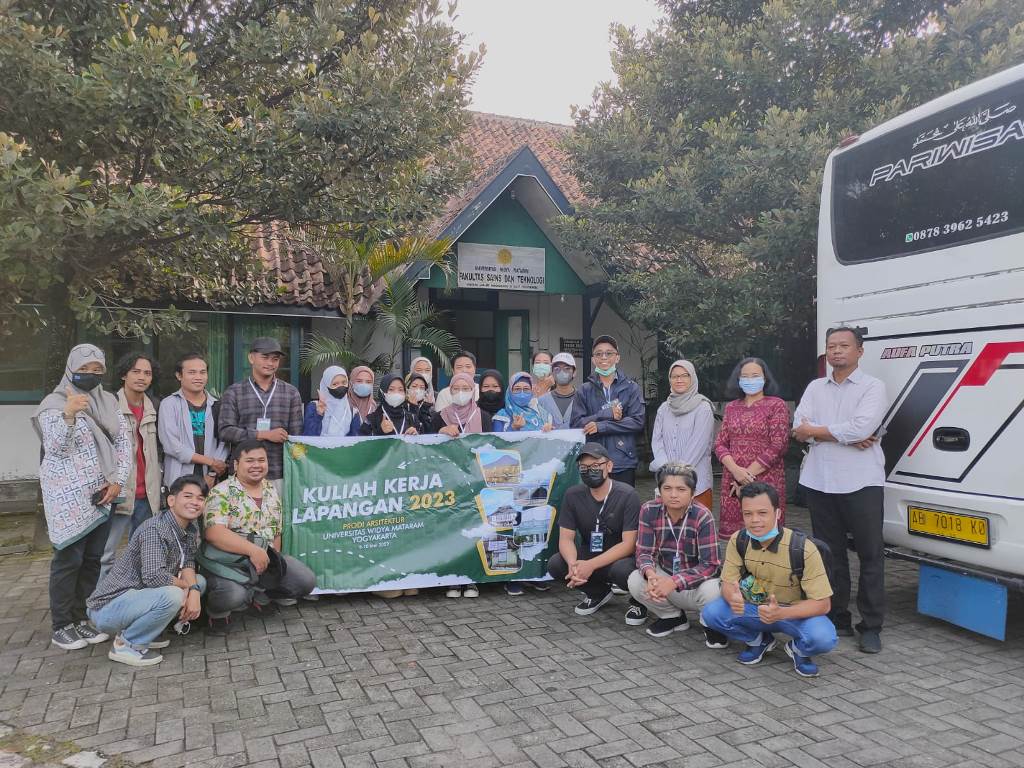 Kunjungan Kerja Lapangan Prodi Arsitektur UWM ke Surakarta: Mengeksplorasi Warisan Budaya Jawa