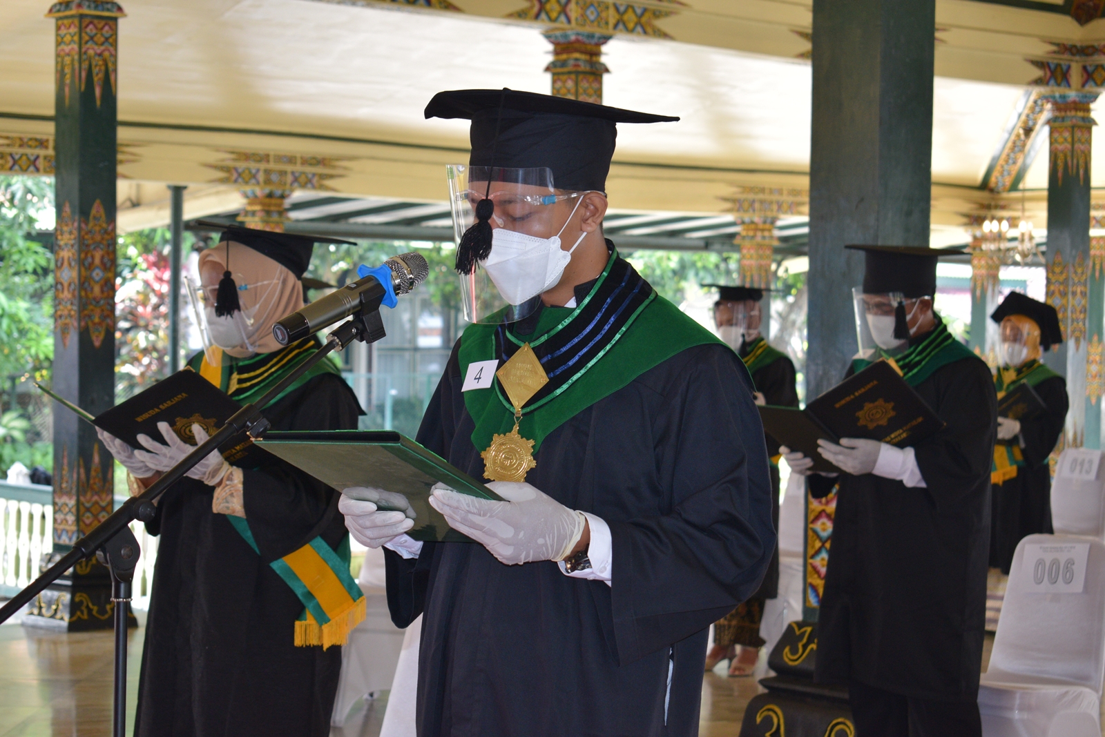 Wisudawan UWM Membcaan Panca Prasetya Alumni