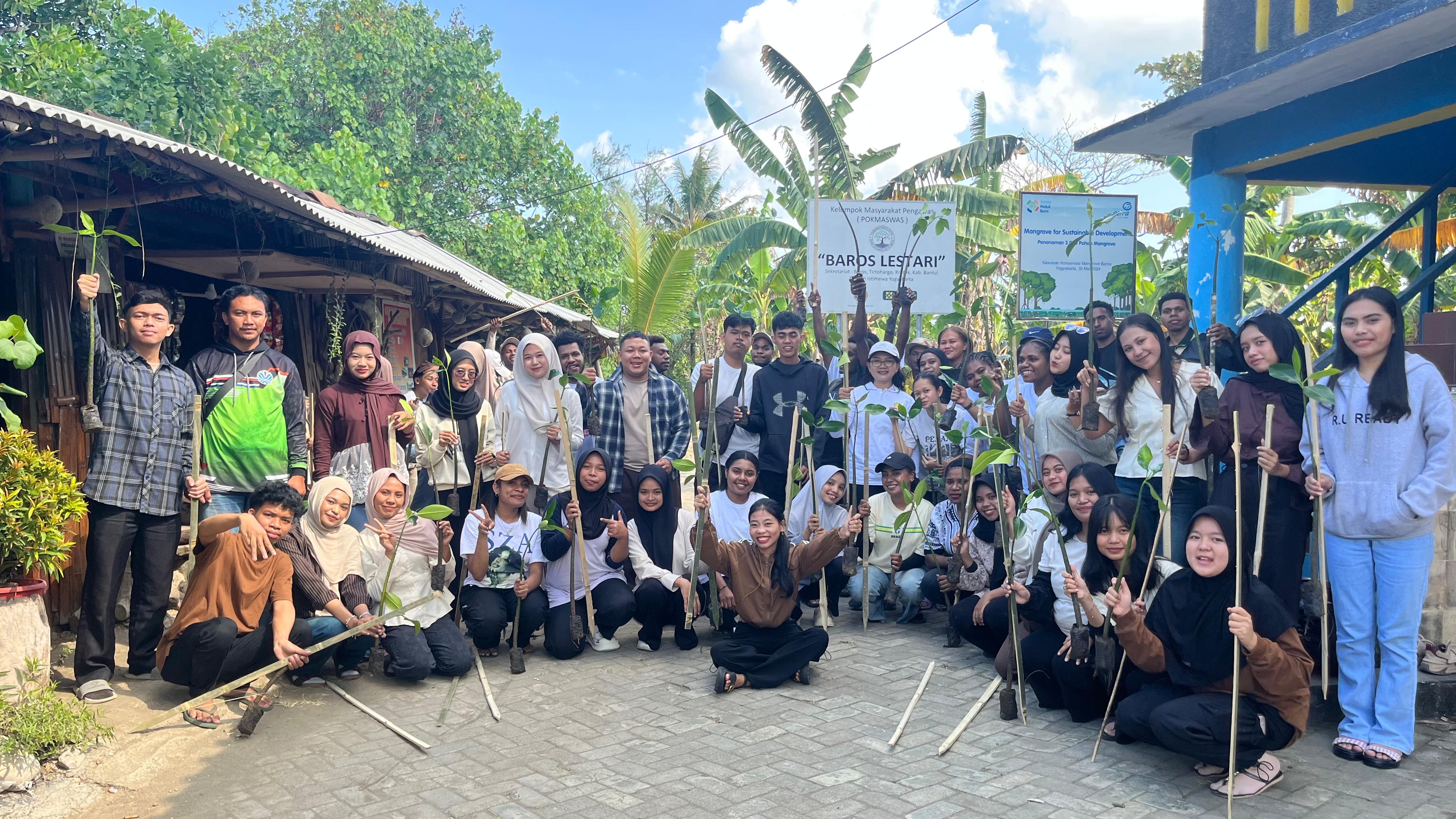 Dari Kampus untuk Pesisir: Program Studi Manajemen UWM Gelar Aksi Konservasi Mangrove di Baros