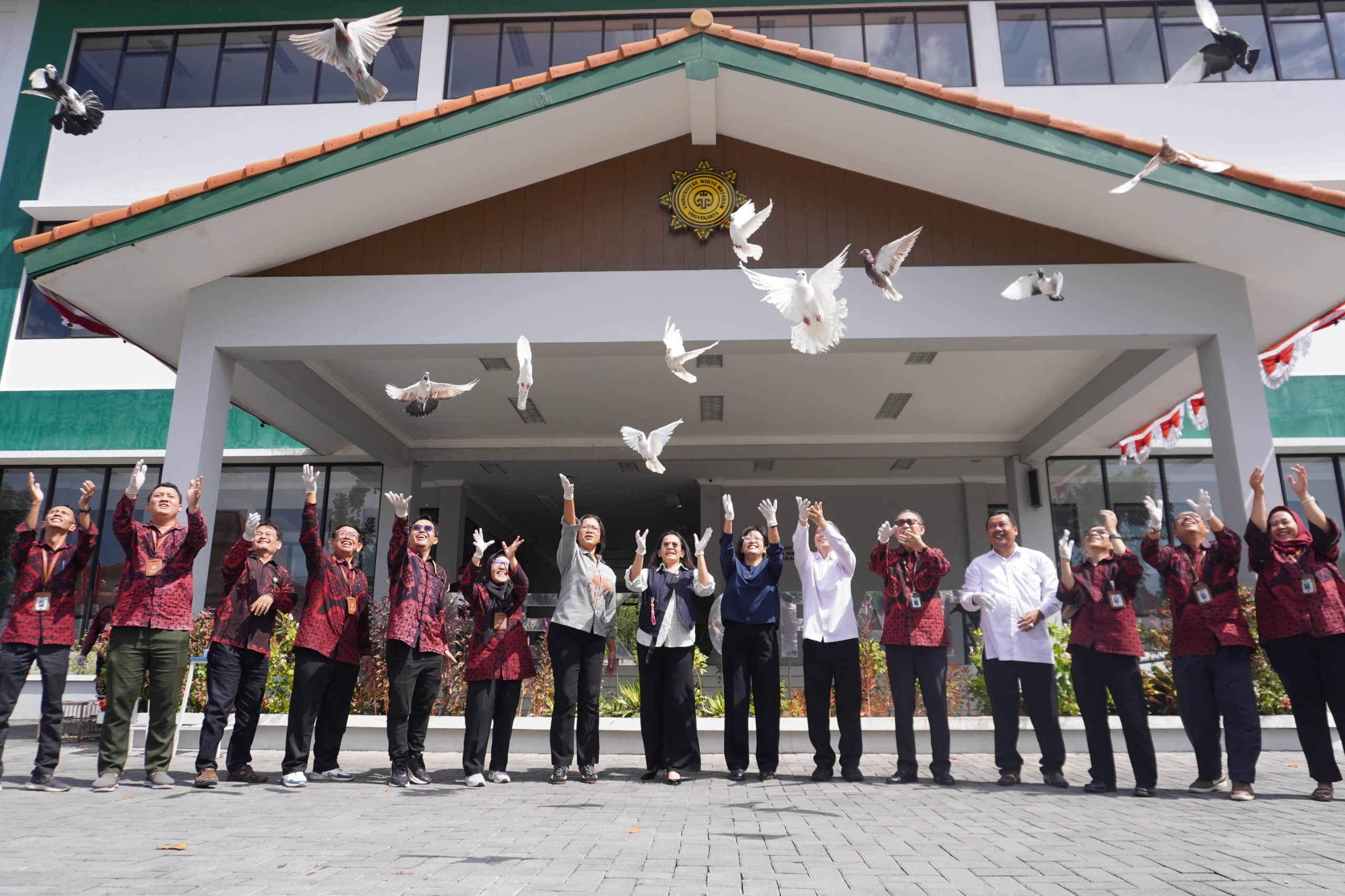 Dies Natalis ke-44 UWM: Hamemayu Hayuning Bawono, GKR Mangkubumi Lepas Merpati