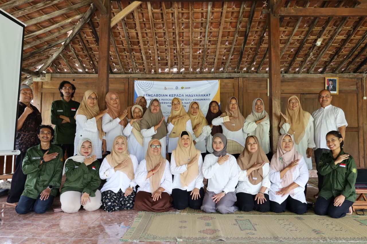 Mahasiswa Ilmu Komunikasi UWM Gelar Pelatihan Copywriting bagi KWT Guyub Rukun