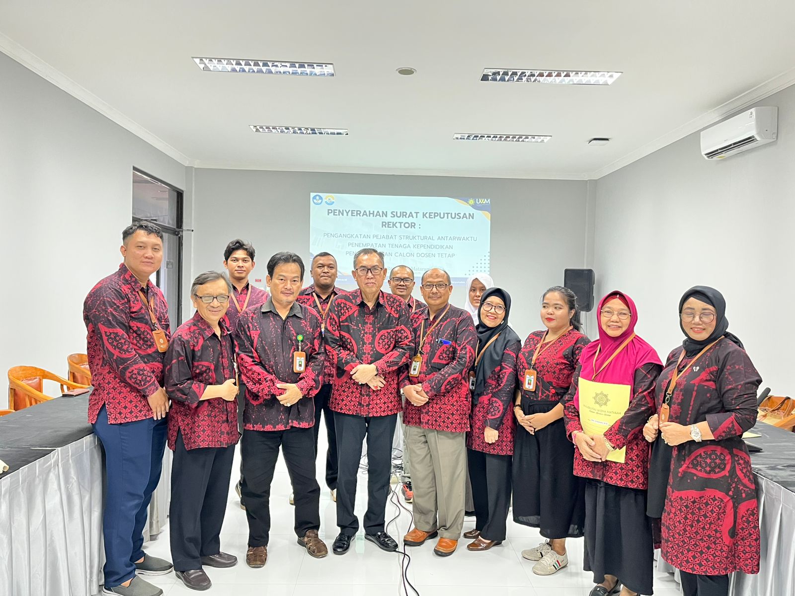 Perkuat Tata Kelola Lembaga, UWM Serahkan SK Pengangkatan Pejabat Antarwaktu, Perubahan Penempatan Tenaga Kependidikan, dan Calon Dosen Tetap