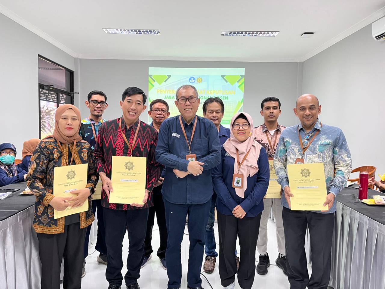 Rektor UWM Serahkan SK Jabatan Fungsional kepada 5 Lektor dan 1 Asisten Ahli