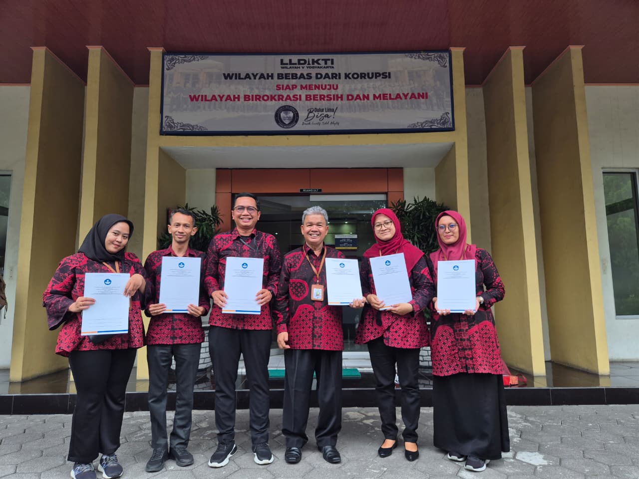 Sebelas Dosen UWM Terima SK Jabatan Fungsional dari LLDIKTI Wilayah V Yogyakarta