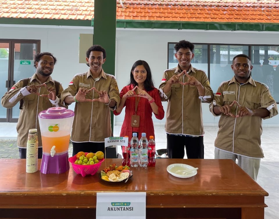 Semarakkan Dies Natalis UWM, Fakultas Ekonomi Gelar Lomba Busana Adat Jawa dan Lomba Memasak Nasi Goreng