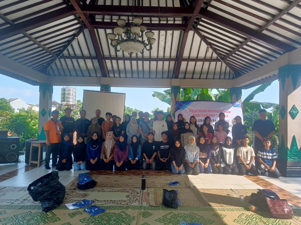 Sinergi Pemuda dan Pemerintah: Dosen Fakultas Ekonomi UWM Gelar Pelatihan Team Building bagi Karang Taruna Pandeyan