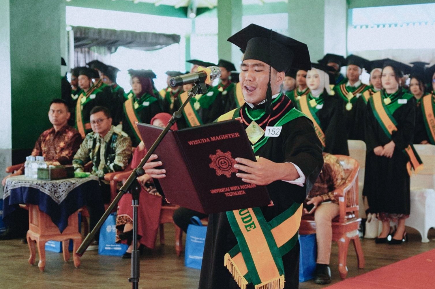 Wisuda ke-68 Sarjana dan ke-5 Pascasarjana UWM: 177 Lulusan Siap Hadapi Tantangan Global